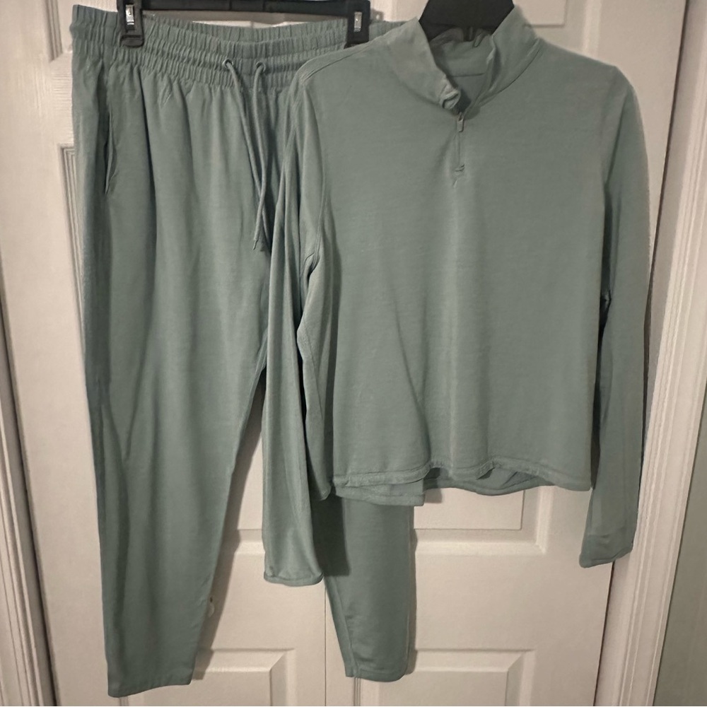 Women’s Allbirds Mint Green Joggers and Pullover Set Size Large